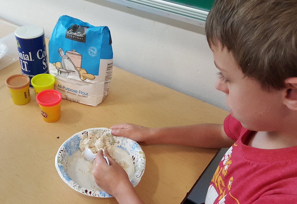 jrpilyih's tweet photo. Trying to improve low-quality @PlayDoh to make high-quality! Imagine what we should change. @EiE_org @remakelearning #WhattaMess #engineers https://t.co/Fj5fbEKfh3