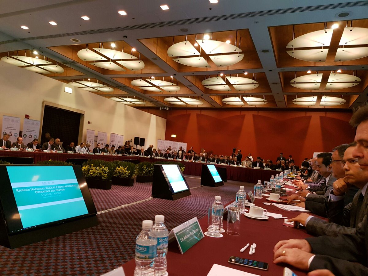 incarural's tweet photo. DG @linosma en reunión p/ fortalecer el trabajo entre @SAGARPA_mx y los gob. estatales @MX_AMSDA #MexicoSiembraExitos https://t.co/TMFXLMXieO