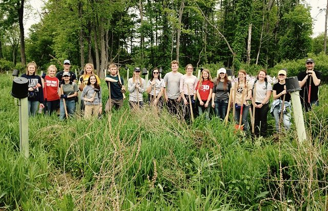 hp_snhs's tweet photo. AP Environmental Science continues to make a difference in the world 🌞 200 trees were planted today🌳 #makeadifference @HPRwildcats https://t.co/Sz2iZP9YVs