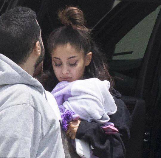 kylieviibes's tweet photo. she looks so broken.it's not her fault.
#SilenceForManchester https://t.co/4WMQW4Rlqq