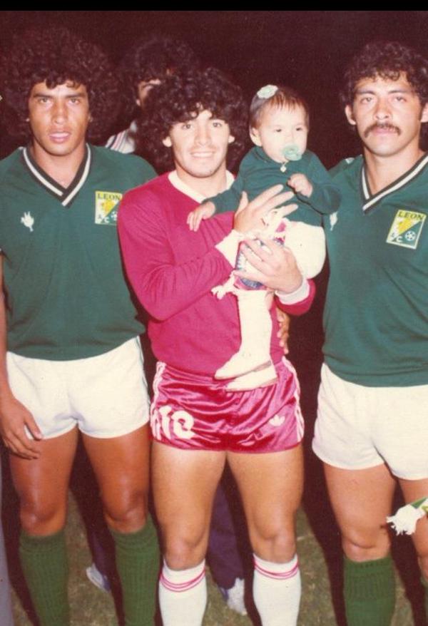 MaradonaPICS's tweet photo. amistoso contra el Leon FC de México, noviembre de 1980 https://t.co/Cw1pkYdiUN
