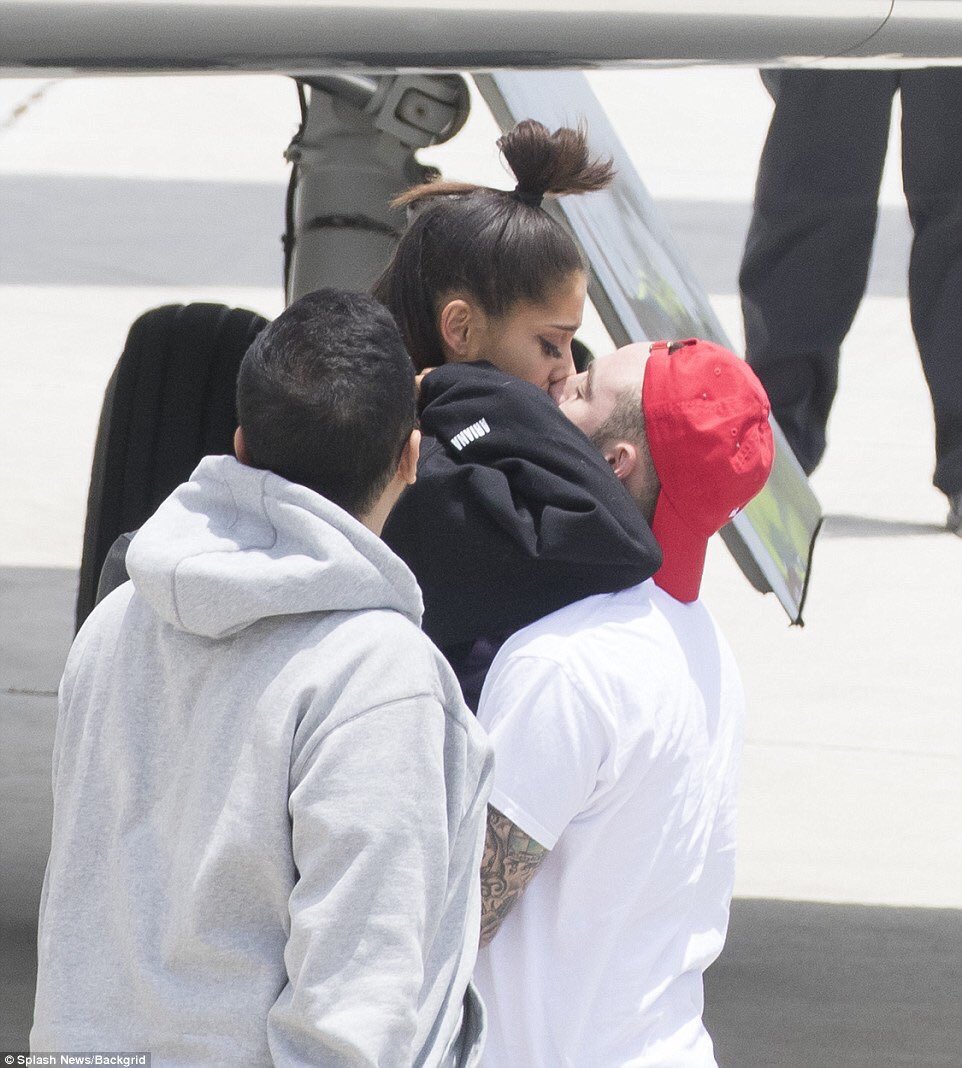 kylieviibes's tweet photo. Pictures of ariana and mac after manchester! #silenceformanchester https://t.co/PV7ehAxpZN