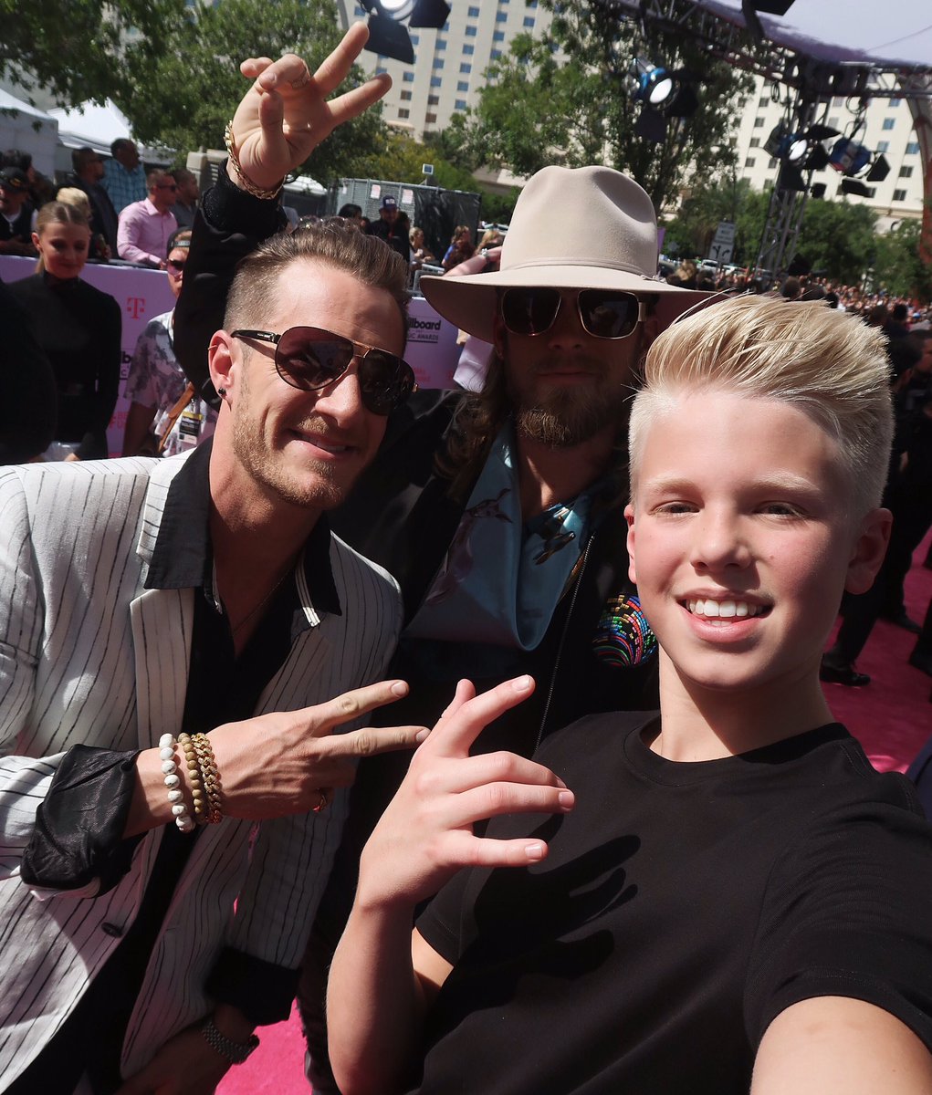 carsonlueders's tweet photo. Met two of the coolest guys at Billboards! @FLAGALine 😎🤙🏼#BBMAs https://t.co/RuvIoO0lU3