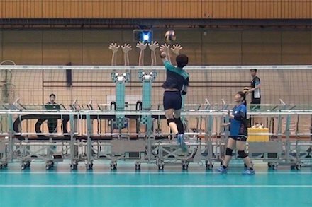 marceloclaure's tweet photo. These #volleybots are crazy! I’d like a #runnerbot to help ME train! https://t.co/ghNS2Do0p6 https://t.co/IBCajoOzHV