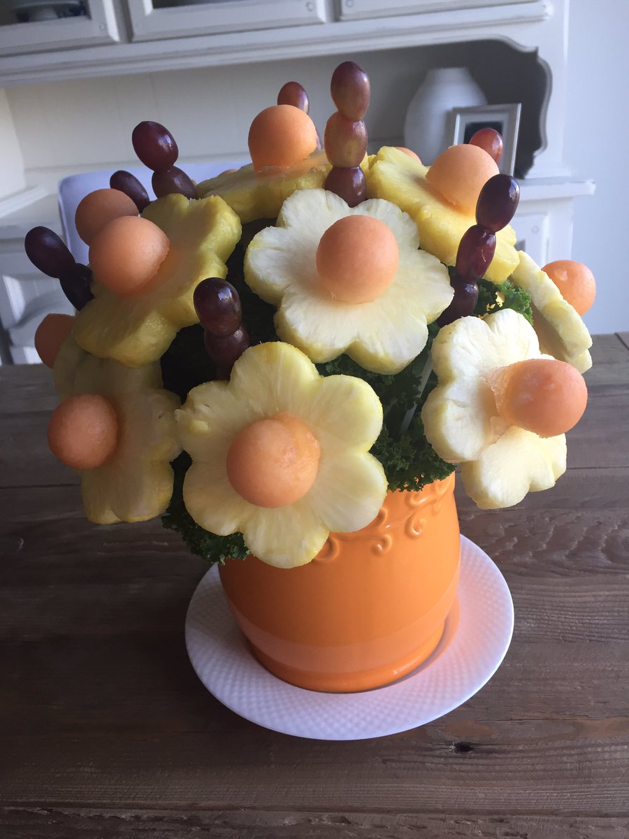 HoglundSarah's tweet photo. When you have a rough and overwhelming week good friends understand! #babesthatbrunch #momfriends #ediblearrangements #iheartpineapple https://t.co/zliocVSHW3