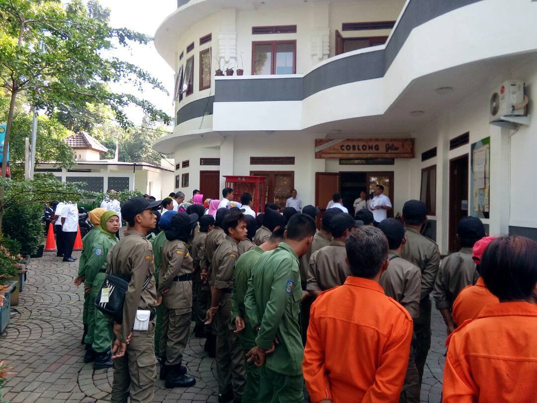 LinmasCoblong's tweet photo. Anggota Linmas Coblong mengikuti apel pagi yg dipimpin langsung bpk. camat Dedi Priadi. https://t.co/XsPyG5d3gc