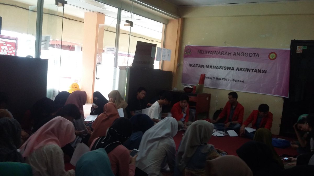 [Live Report] sedang berlangsung pembahasan Rekomendasi Musta IMA FEB-UH periode 2015/2016 di pelataran himpunan.