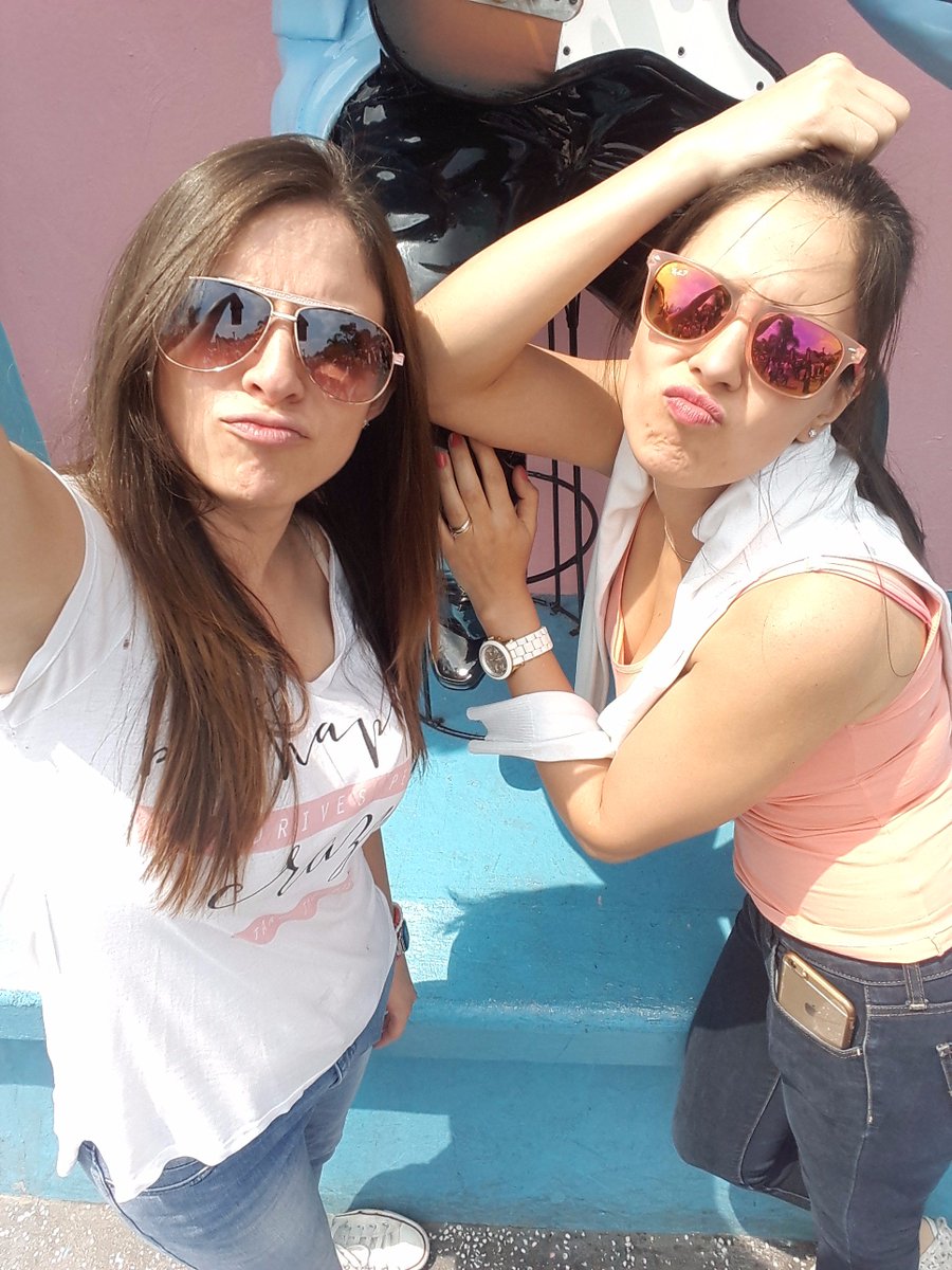 anali_bravo's tweet photo. Bello recuerdo!!!! #mipichi #sixflags #guapas @Earcaraz https://t.co/Wq3helA9H5
