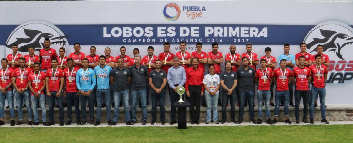 TonyGali's tweet photo. ¡Los @LobosBuapMX son un orgullo para nuestro estado!
Un gusto saludarlos en Casa Puebla, ahora como equipo de Primera División. 🏆🐺⚽️ https://t.co/fdacWug9lc