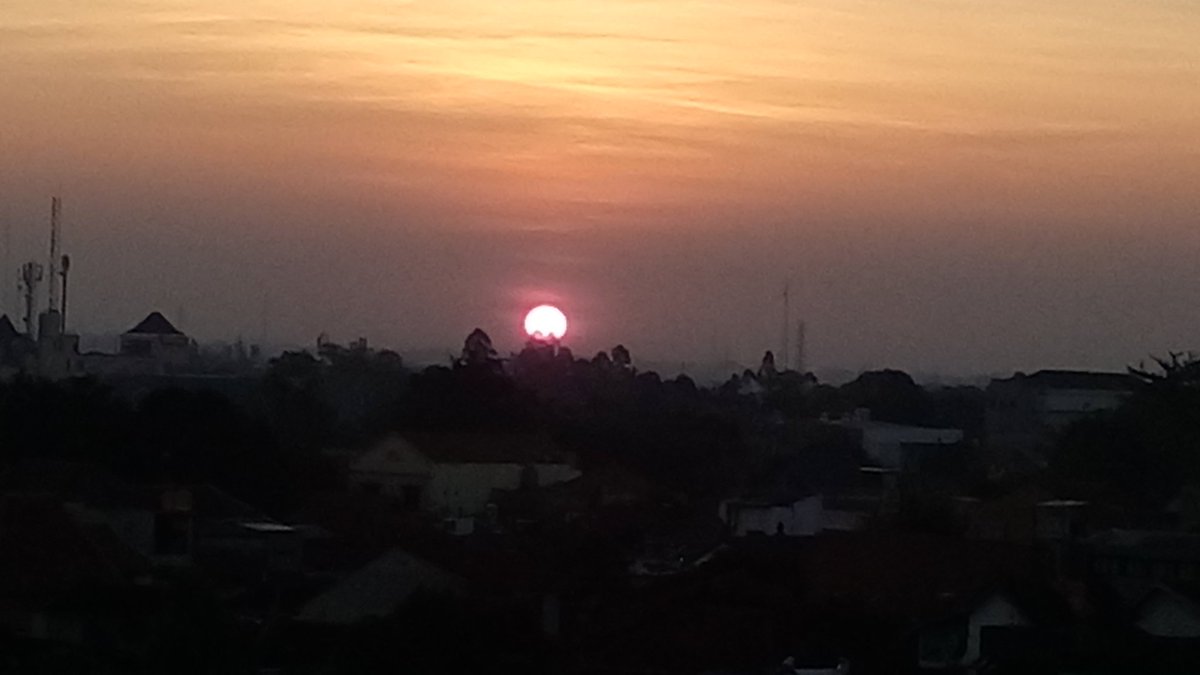krishnaganteng1's tweet photo. @JogjaUpdate @JLo @KimKardashian  @SoloUpdate  Sunrise Solo https://t.co/Wb7Bz3QKta
