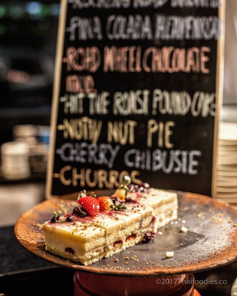 thaifoodies2's tweet photo. Love this Cake at #Deelitebkk #DoubletreeBkk #DoubletreebyHilton Sukhumvit Hit the roast buffet 950 thb net .- 😋

… https://t.co/z0suPSR3Vn https://t.co/cWMvXZPMFD