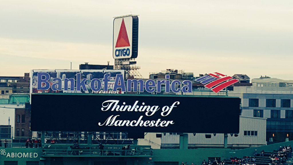 Roky726's tweet photo. #ThinkingOfManchester #FenwayPark #GoSox https://t.co/FF58IlDDsf