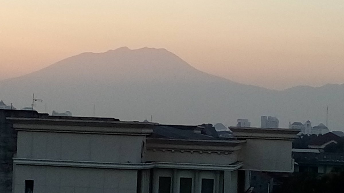 krishnaganteng1's tweet photo. @JogjaUpdate @JLo @KimKardashian @SoloUpdate Merbabu pagi ini https://t.co/59NaXT9VXN