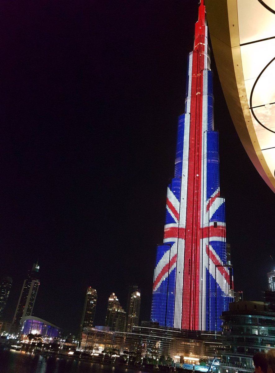 darrenrovell's tweet photo. The world's tallest building, Dubai's Burj Khalifa, lit up in the Union Jack tonight as world mourns with England (📷 from @lovindubai) https://t.co/3pB0QNDJ5T