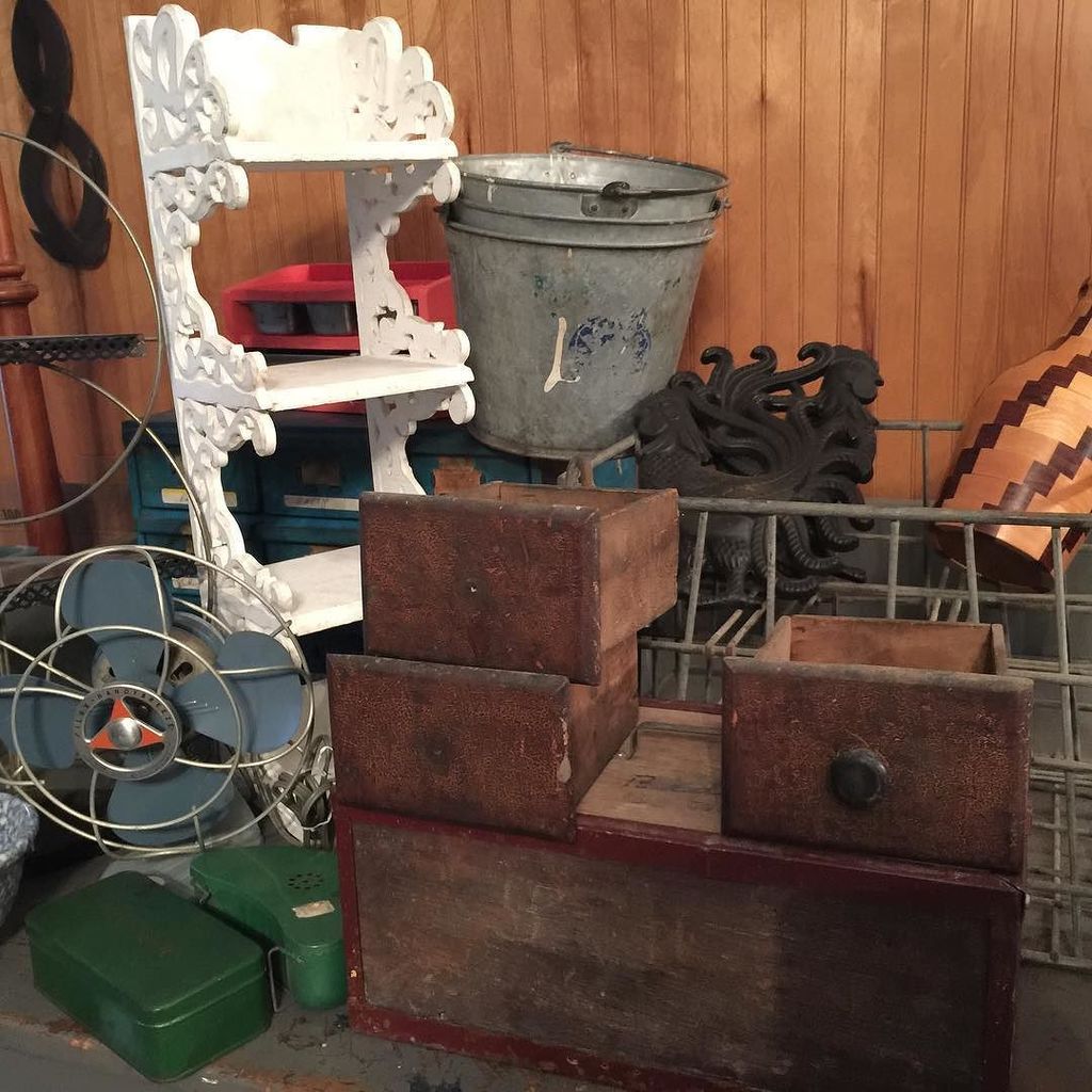 thriftygal47's tweet photo. Some of the cool things I found on my trip this past weekend. #ebayseller #thriftygalcollectibles #oldefactory #vi… https://t.co/KtjWeznQQt https://t.co/BVuTAwCJXv
