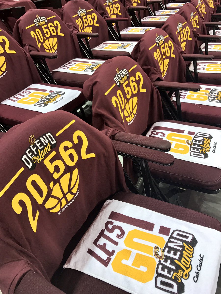20,562 rally towels, thanks to @CubCadet_USA. Wave them proudly, Cleveland!   #DefendTheLand https://t.co/FIj1ktHRfd