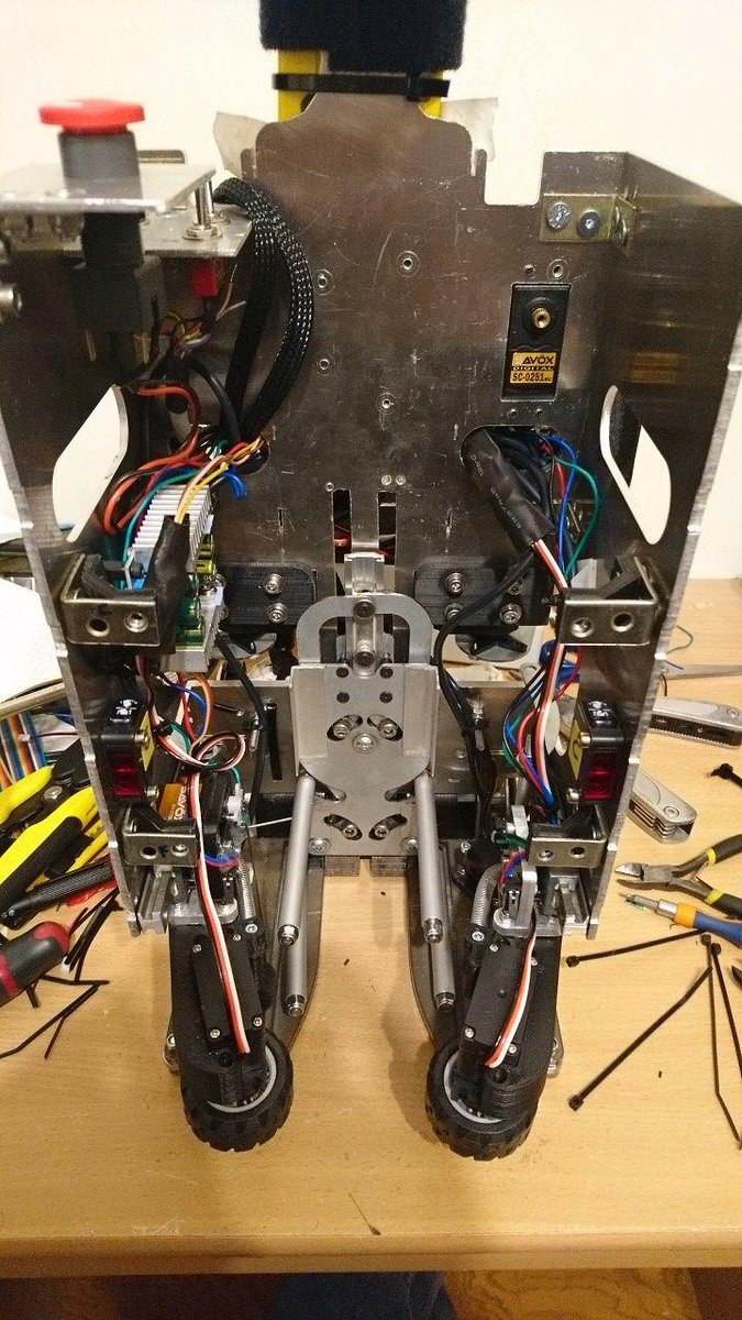 team_ARD's tweet photo. Sortie de manucure pour le plus gros des robots #cdr2017 #ARDTeasing (mais c'est lequel le plus gros ?) https://t.co/soDM65yHOz