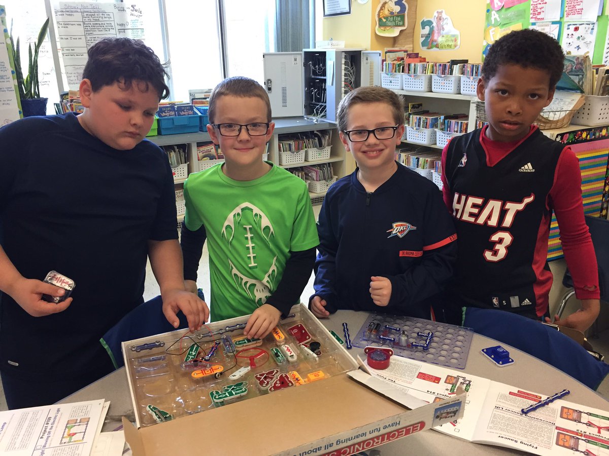 3GrdExplorers's tweet photo. Final Electric Club meeting! Lots of exploration and synergy! Loved this group! #STEM #MACSPride https://t.co/53xGZuaoTT