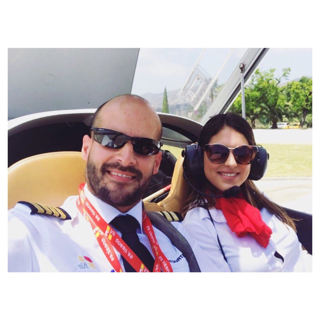 patrizialupi7's tweet photo. Destruyendo límites ✈️🌈 #micomandante #tocandolasnubes #pilotando #desegunda #ec 🇪🇸👩🏽‍✈️👨🏻‍✈️ https://t.co/tXzynOOVTr