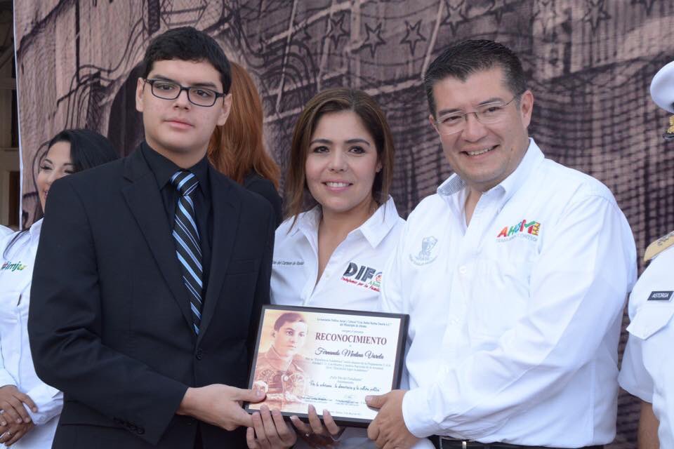 AlvaroRuelasE's tweet photo. Como parte de los festejos por el #DíadelEstudiante entregamos reconocimientos a jóvenes destacados de distintos planteles educativos https://t.co/aVcfEpfdXI