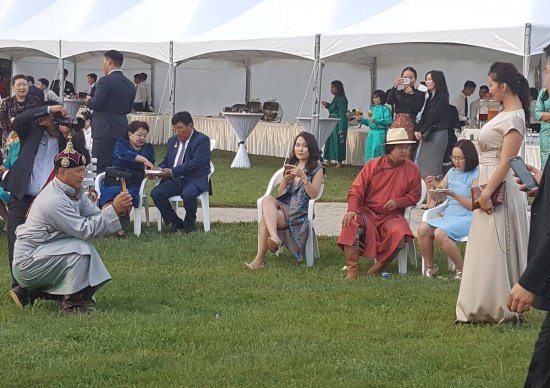 Энэ зургийн ноднингийн наадмаар би дарсан зураг л даа 
хэнд ч хамаатай юм 😂