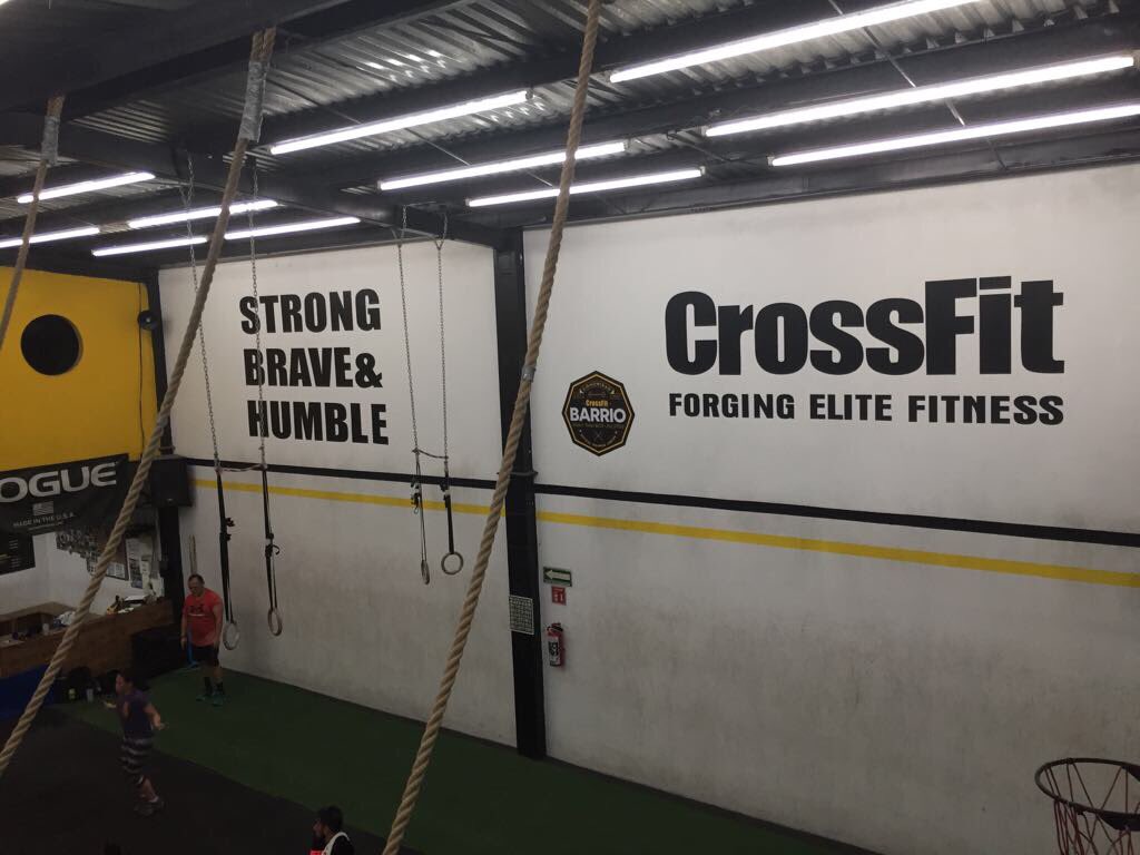 Chroma_impresos's tweet photo. Gracias por la confianza a @CrossFitBarrio #ColocaciónDeVinil #RecorteDeVinil #GranFormato https://t.co/PZxQEBzSBe