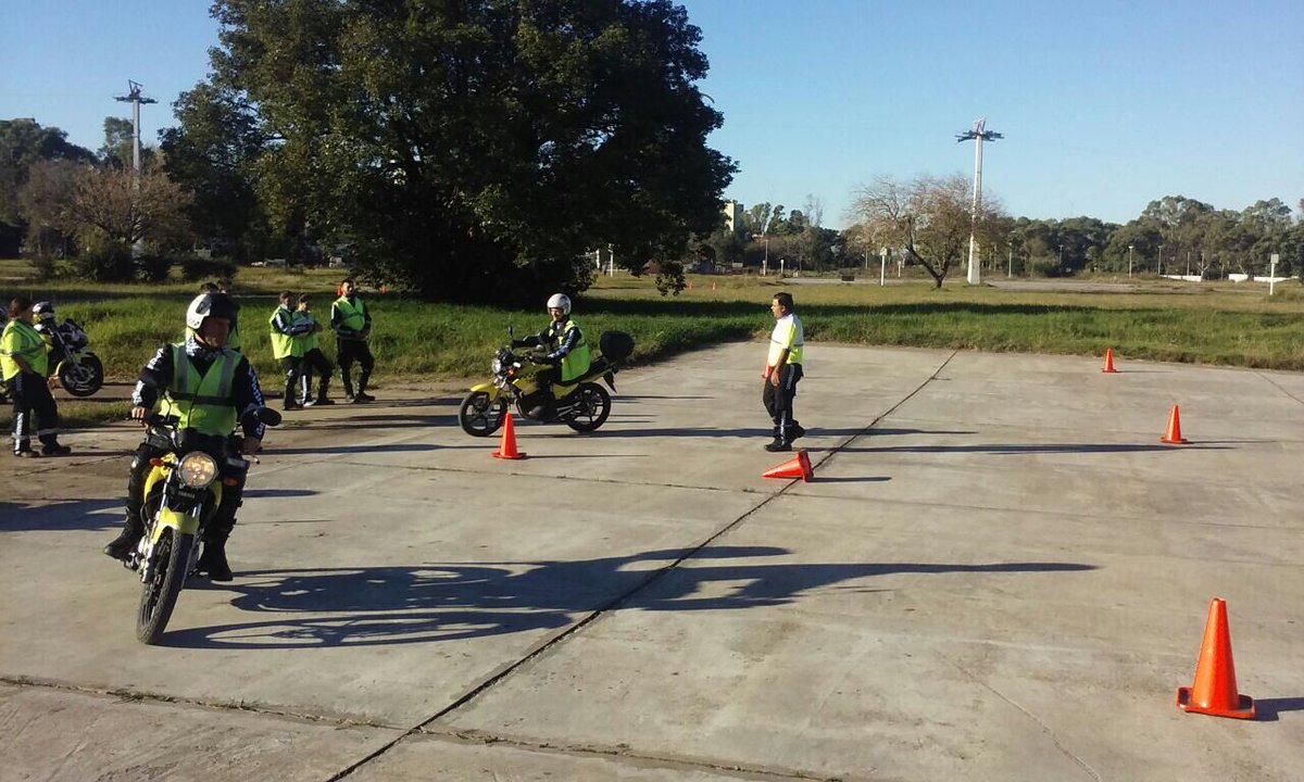 LeoRicciardiOK's tweet photo. Hoy iniciamos capacitación de AgentesDeTransito motorizados. Clases teóricas y prácticas c/instructores propios avalados x @YamahaMotorArg https://t.co/U0azPyOZ9e