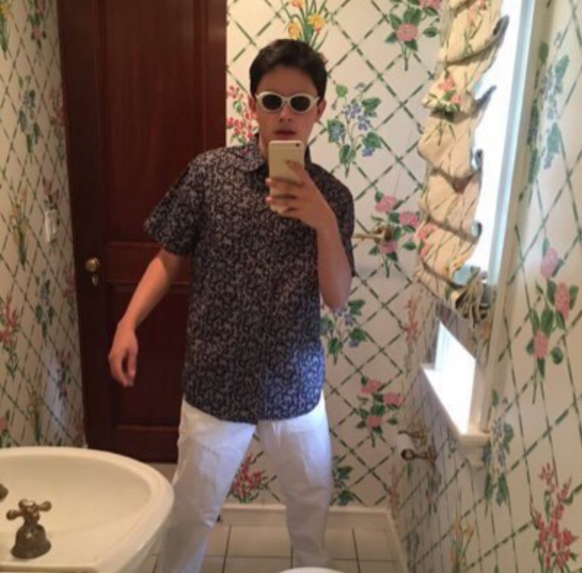NoHoesGeorge's tweet photo. Roses are red
The ladies are shook
I do not wear outfits 
I👏🏽CREATE👏🏽LOOKS👏🏽 https://t.co/ytQzphmGLc