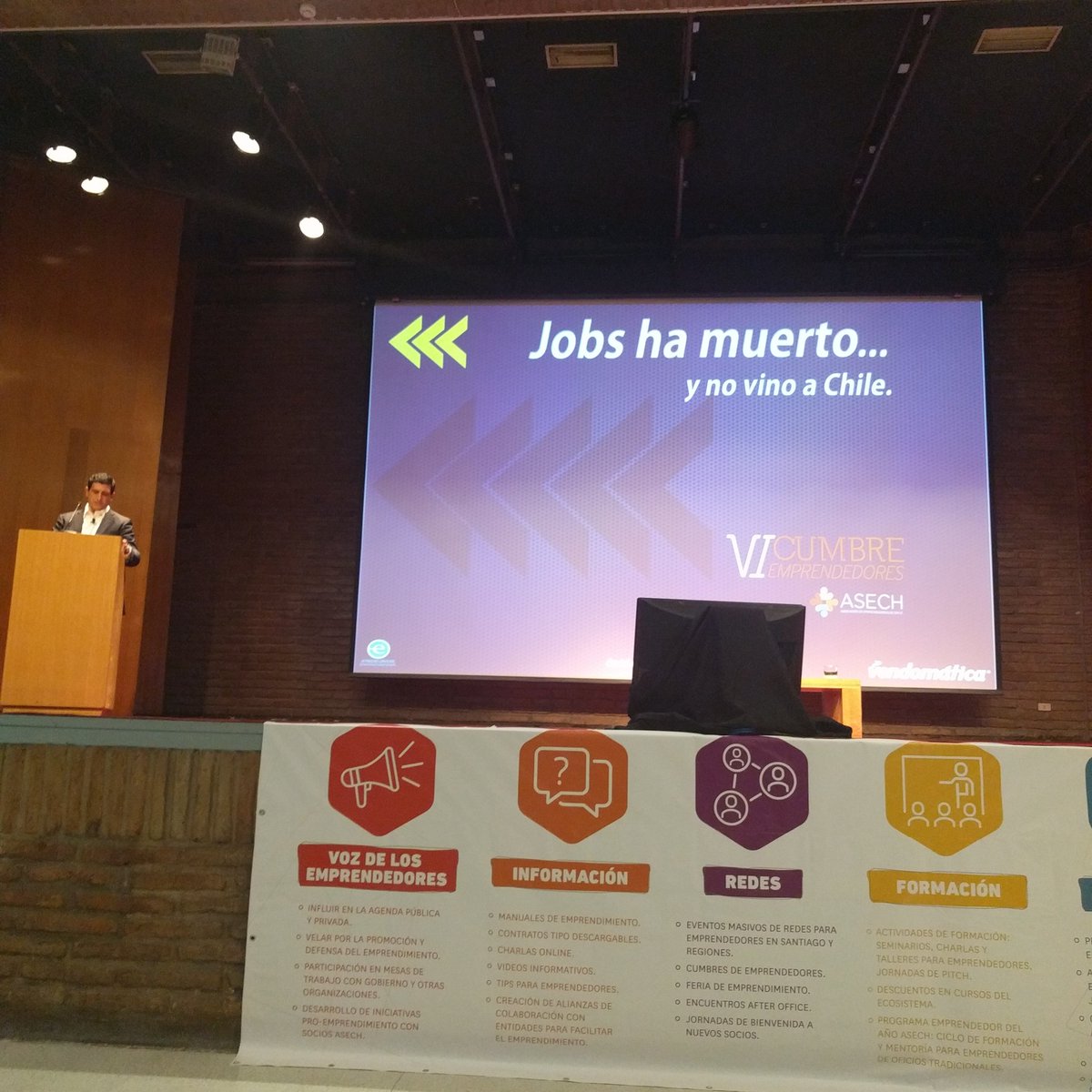 Nube_Cowork's tweet photo. Seco Daniel Daccarett "antes decía que emprender es lo máximo, ahora quiero que sepan que es difícil, por eso agradezco Asech" #CumbreAsech https://t.co/ieLwmYF8rT