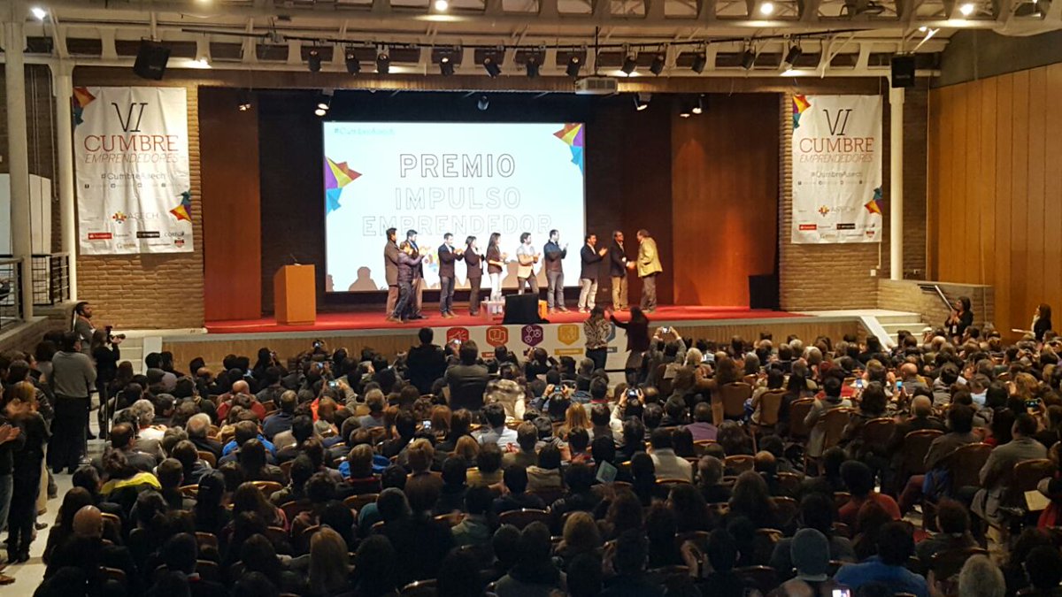ASECH_ag's tweet photo. Todos los Directores de ASECH le entregan el premio "Impulso Emprendedor" a Felipe Berríos, por su gran aporte a Chile. https://t.co/fijuT5InIV