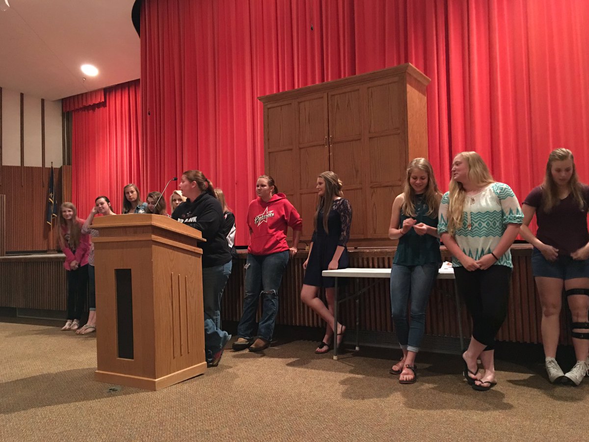 HiawathaSB's tweet photo. Spring Sports Awards! ❤️⚾️ #HHSRedHawks #LadyRedHawkSB #HiawathaSB https://t.co/w7Si5x5UaM