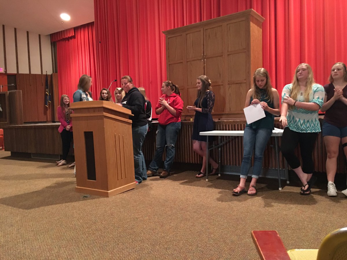 HiawathaSB's tweet photo. Spring Sports Awards! ❤️⚾️ #HHSRedHawks #LadyRedHawkSB #HiawathaSB https://t.co/w7Si5x5UaM