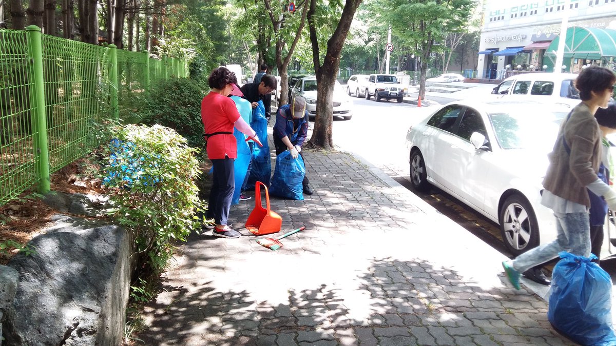 깨끗한 분당동을 위하여  통장연합회에서 태현공원 주변을 청소했습니다.