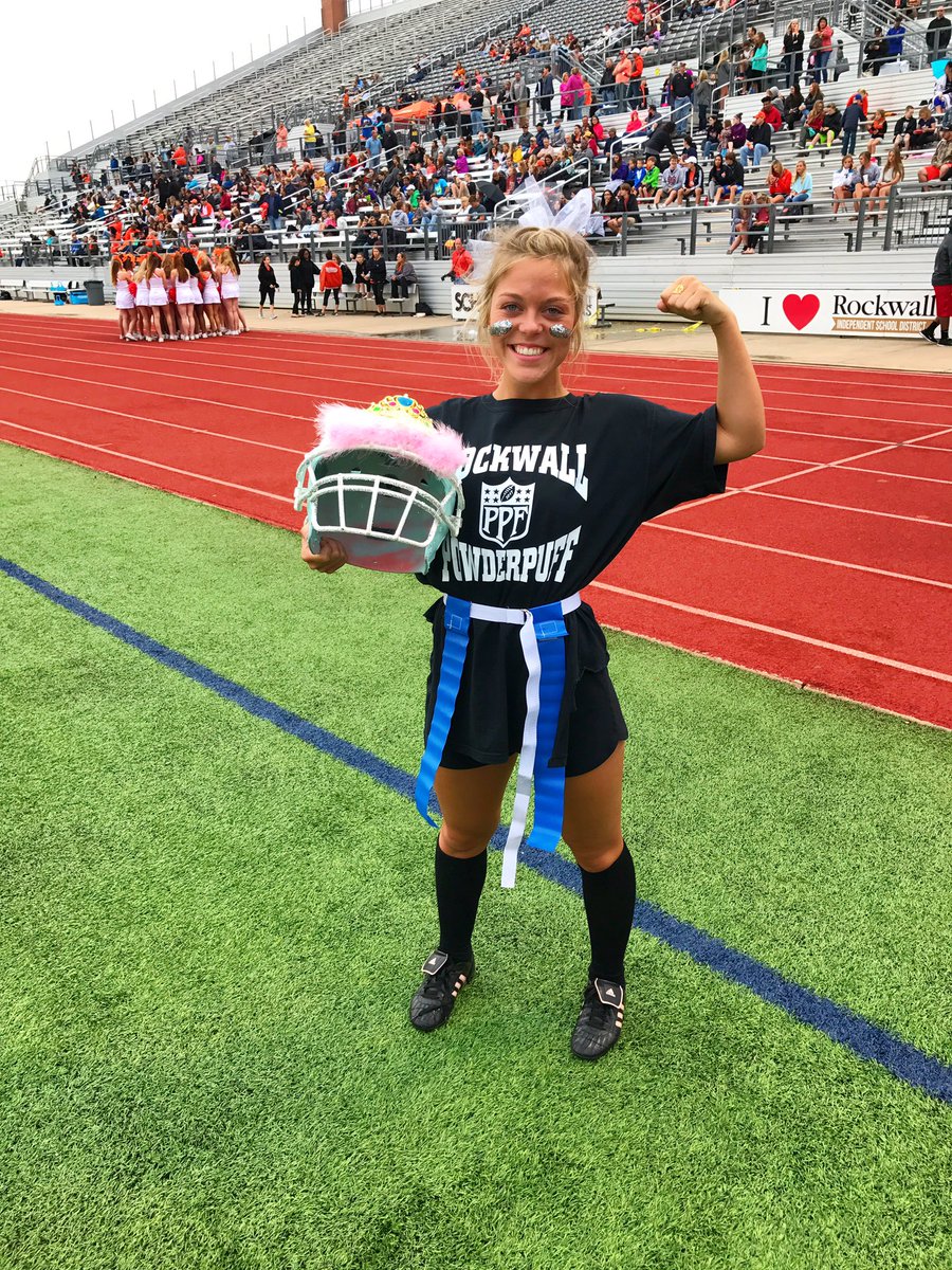 lucy_jane27's tweet photo. SENIORSSSSSS #ska #wearepretty #mademytouchdownformrcollings 🏈💗 @ReidRakow @Kotaaaa57 https://t.co/mbRorqruZE