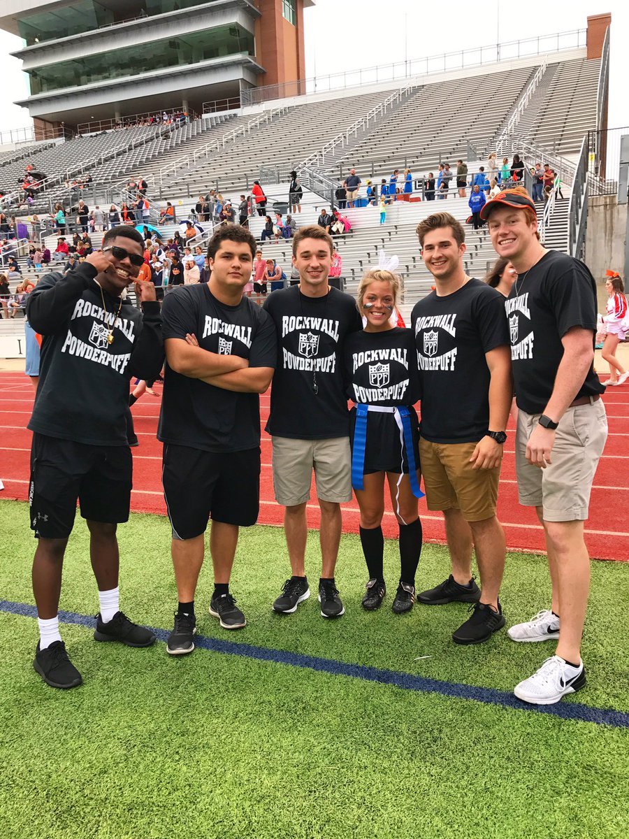 lucy_jane27's tweet photo. SENIORSSSSSS #ska #wearepretty #mademytouchdownformrcollings 🏈💗 @ReidRakow @Kotaaaa57 https://t.co/mbRorqruZE