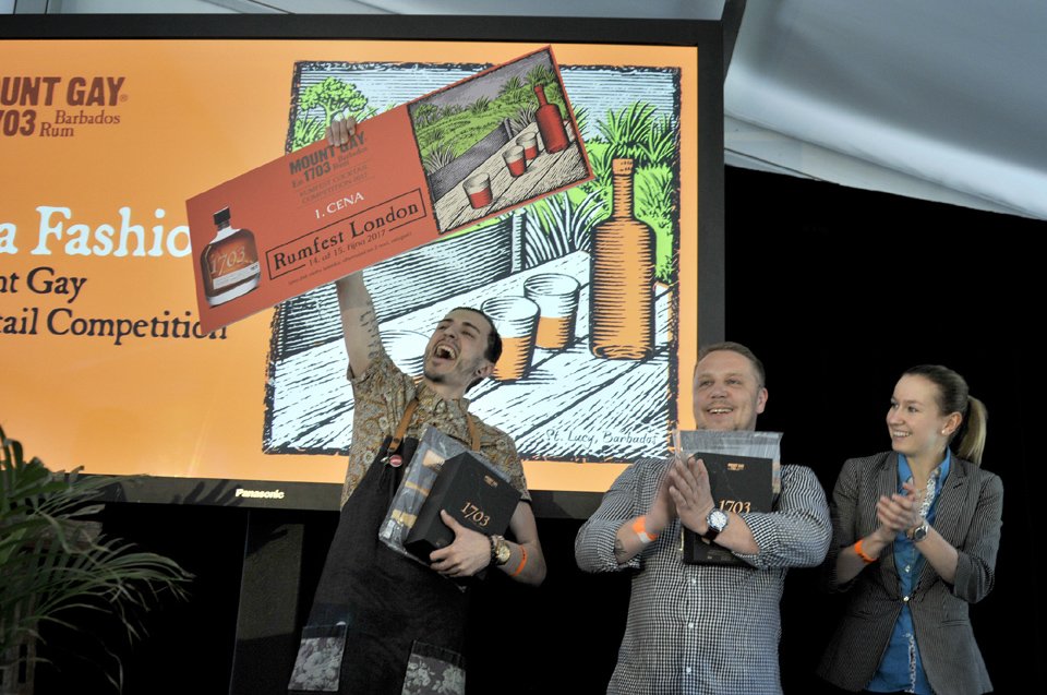 Kulturio's tweet photo. #Rumfest2017: O #pití námořníků i znalců https://t.co/ayObOLKhKl #report #fotoreport #drink #festival #ŽlutéLázně #Praha #rum https://t.co/fRN4LE774R