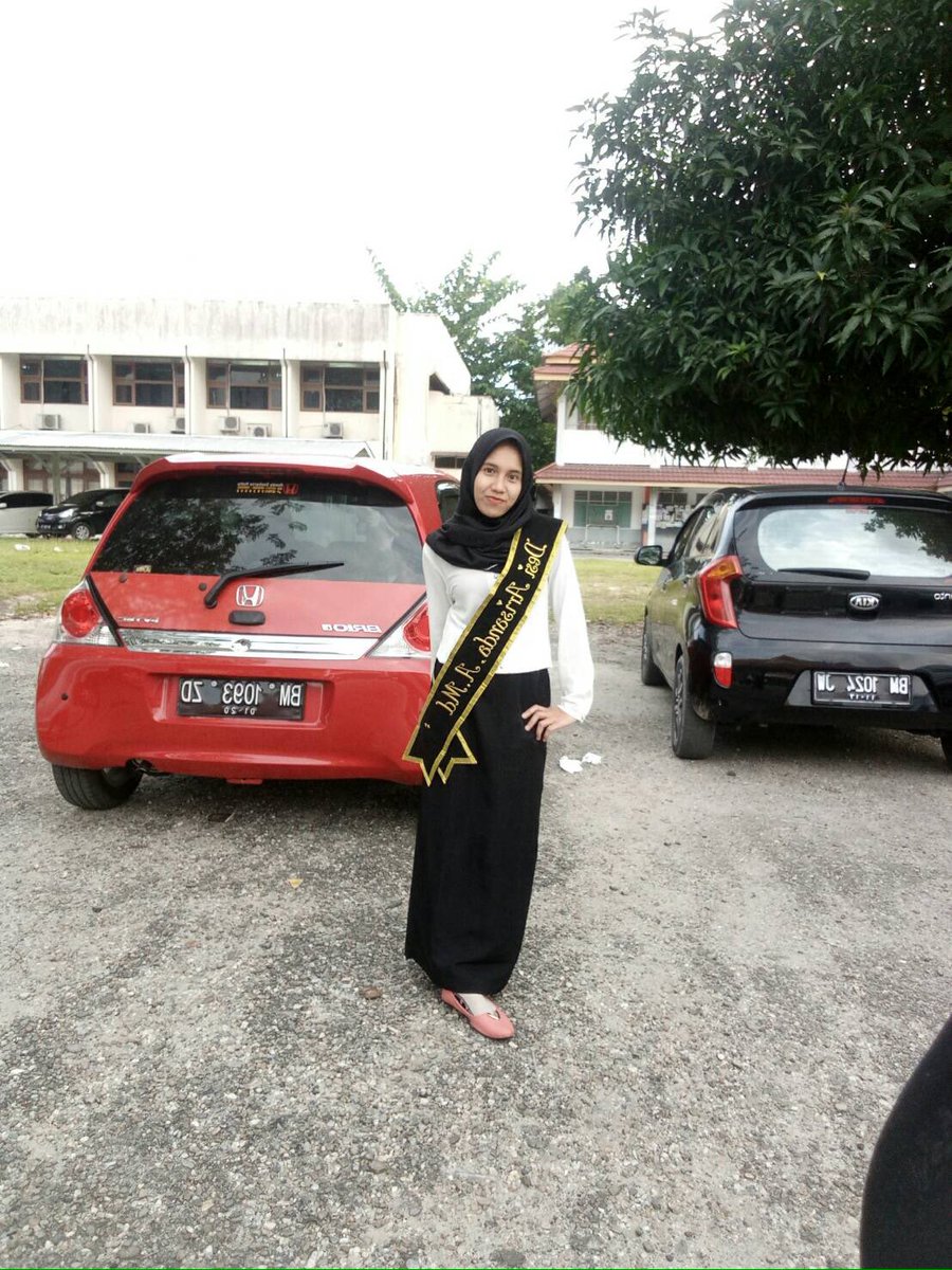 arisanda_dechy's tweet photo. Yeeee Alhamdulillah👏🏻🎓
Makasih buat org2 tersayang😘😘 udah kasih support 
Pku, 23 Mei 2017 https://t.co/DfhI06ALxS