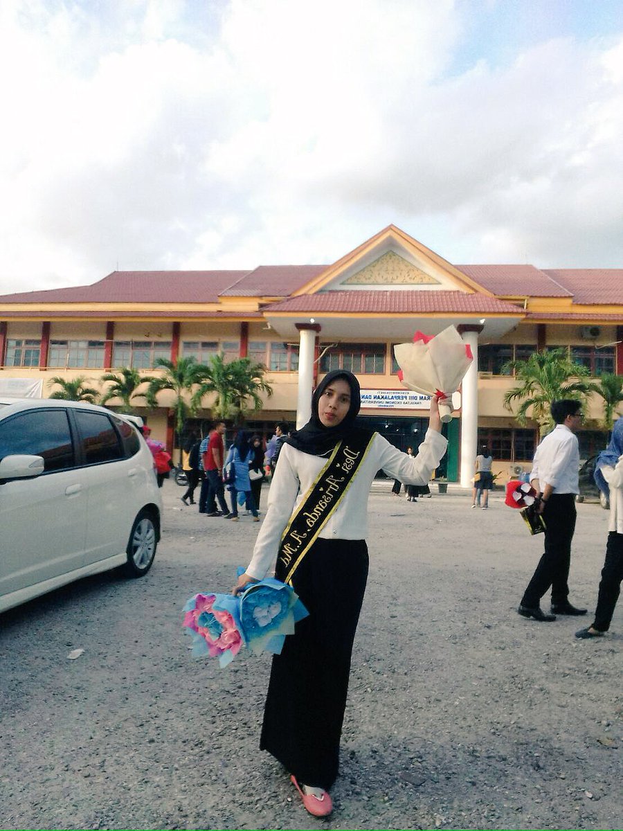 arisanda_dechy's tweet photo. Yeeee Alhamdulillah👏🏻🎓
Makasih buat org2 tersayang😘😘 udah kasih support 
Pku, 23 Mei 2017 https://t.co/DfhI06ALxS