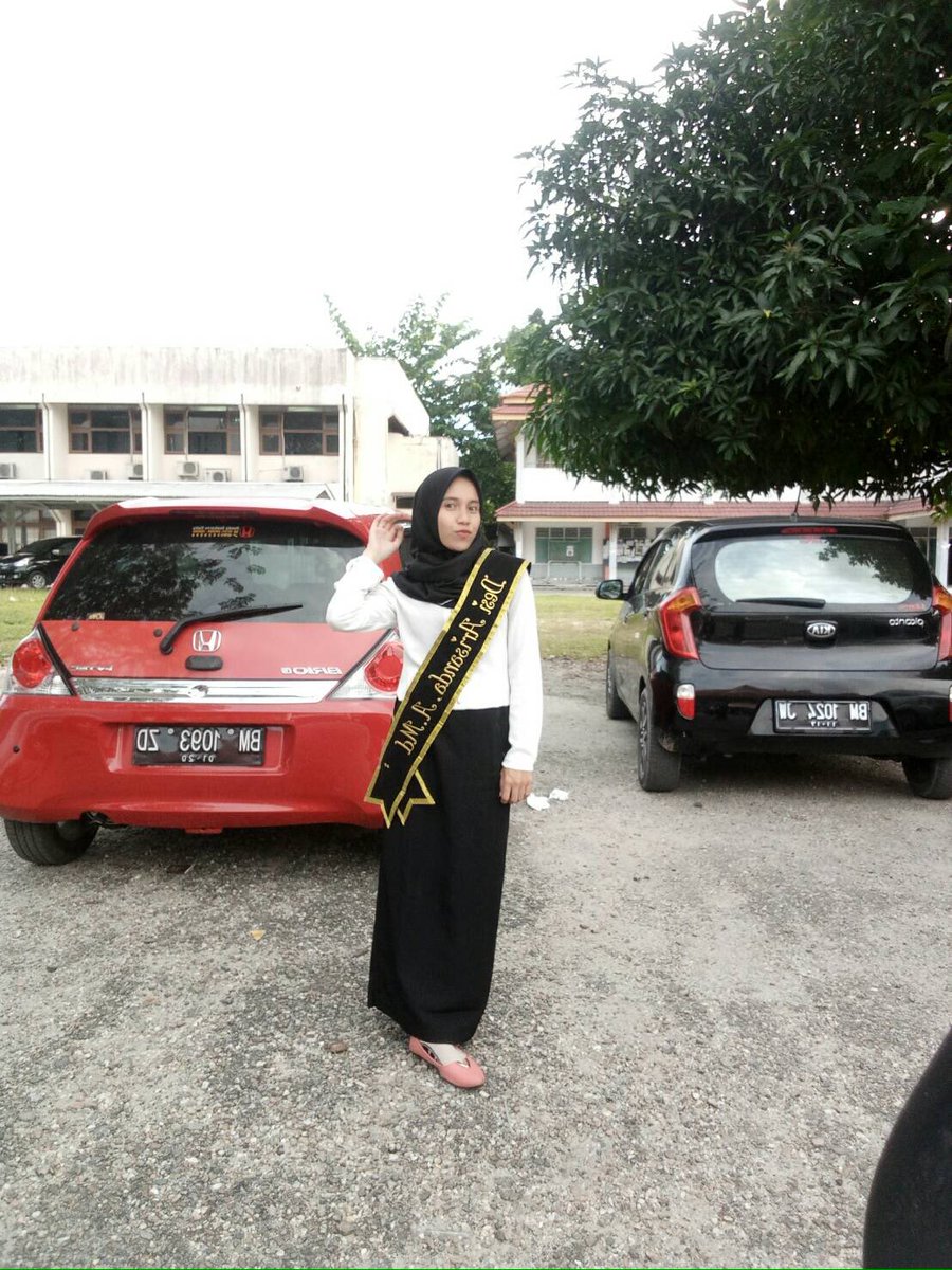 arisanda_dechy's tweet photo. Yeeee Alhamdulillah👏🏻🎓
Makasih buat org2 tersayang😘😘 udah kasih support 
Pku, 23 Mei 2017 https://t.co/DfhI06ALxS