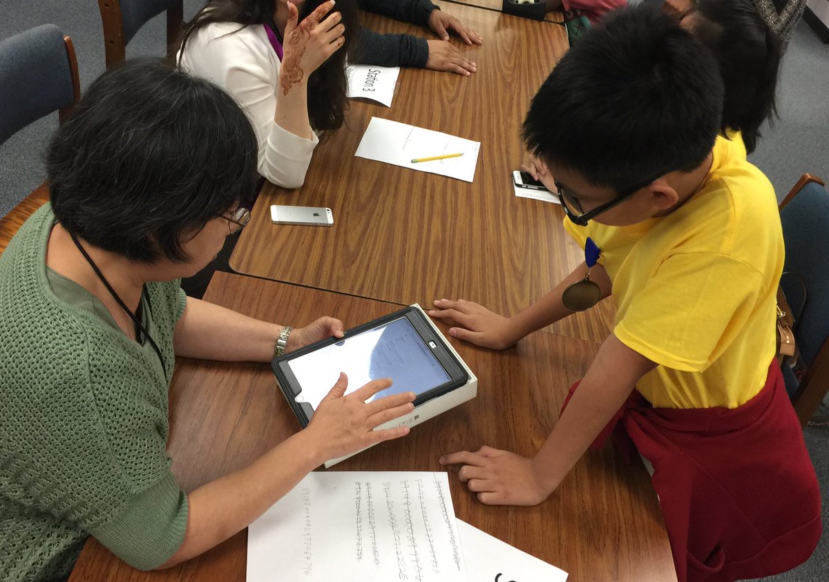 KayCole13's tweet photo. Tech team @HodgesBendMS assisting tchrs with iPad setup and checkout. Ss were awesome. #DPVils #digitalfbisd #weneedmore #DigitalPromise https://t.co/rXWT6UXW5J
