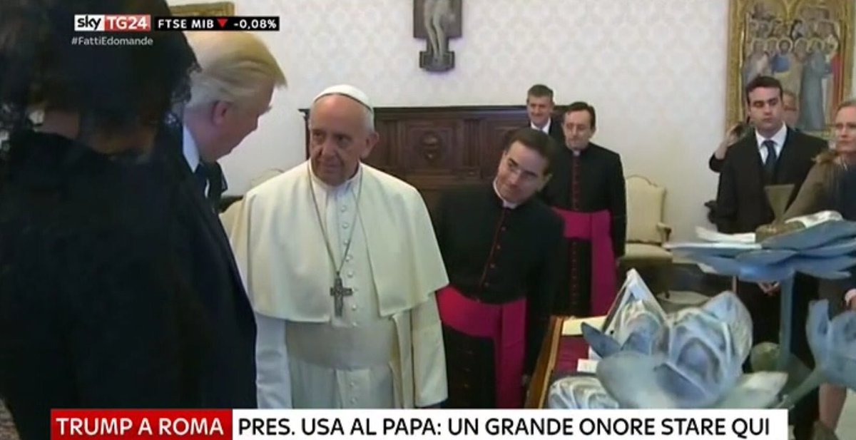manginobrioches's tweet photo. Quando uno sguardo dice tutto. #Trump #Vatican #PapaFrancesco #trumproma #trumpinitaly #TrumpinItalia https://t.co/DFiperl21k