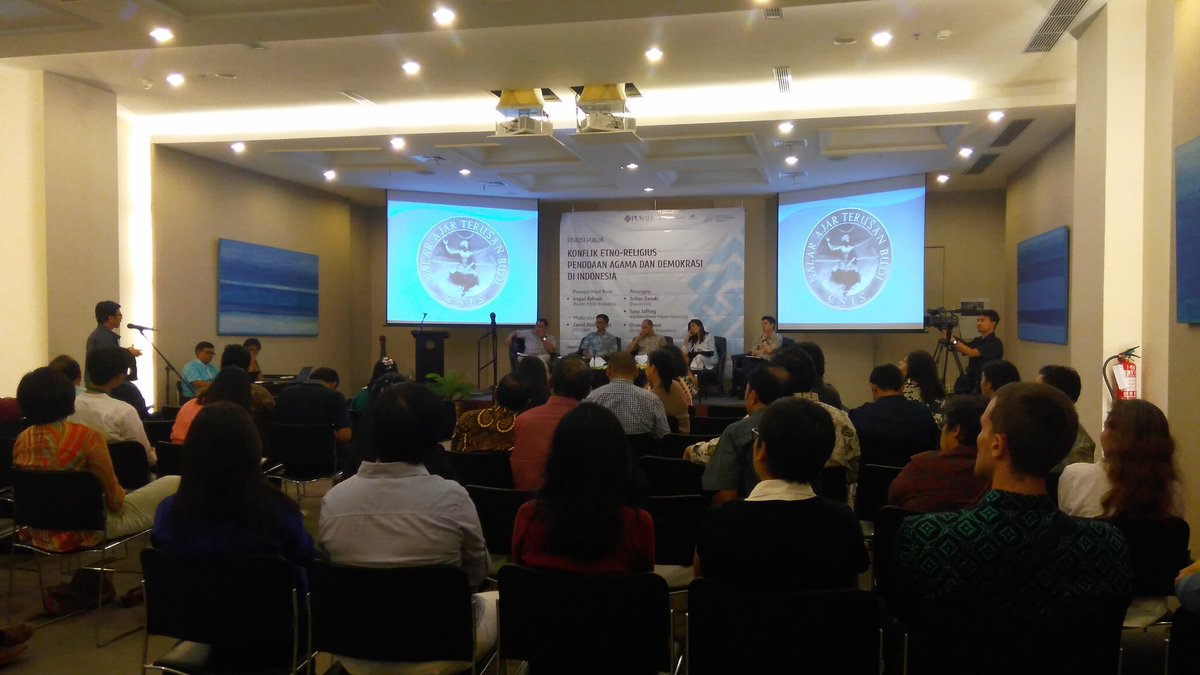 Sesi tanya-jawab dan diskusi "Konflik Etno-Religius, Penodaan Agama dan Demokrasi di Indonesia." <a href="/CSISIndonesia/">CSIS Indonesia</a> &amp; road to #IDForum2017