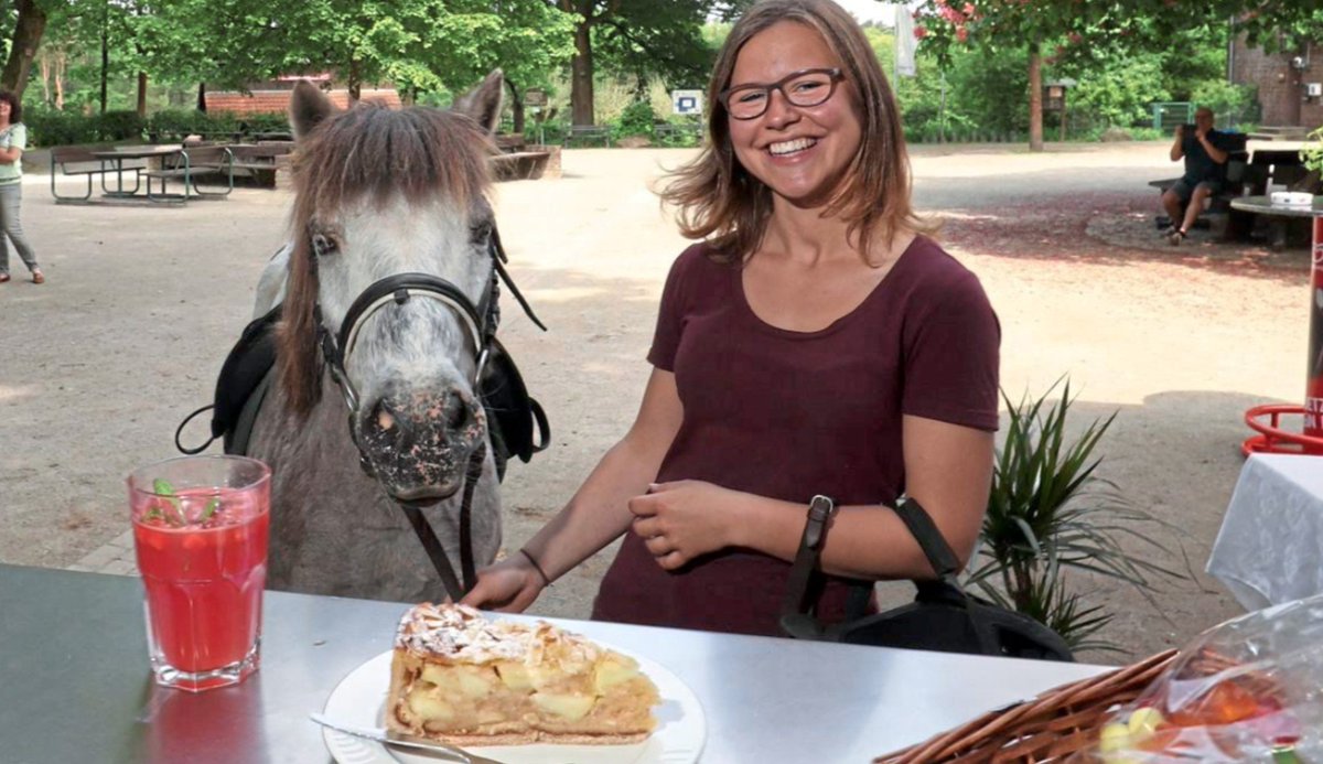 PFERDAMMT gute Idee! 
Der #Re­gio­nal­ver­bandRuhr (RVR) hat ersten Pferde-Reiter-Kiosk. #Reiten #Tiere bild.de/regional/ruhrg…