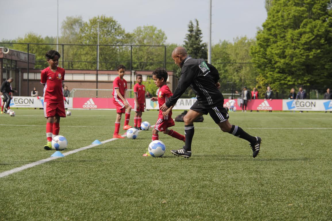 Simon Tahamata Soccer Academy te gast bij SV Real Lunet vught.nieuws.nl/nieuws/4584/si…