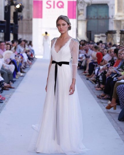 ¿Cinturón en negro para novias? 👰 ¡A nosotras nos encanta! Imagen de <a href="/ivan_campana/">Ivancampaña</a> en <a href="/SIQ_Sevilla/">SIQ</a> #SiqSevilla17.