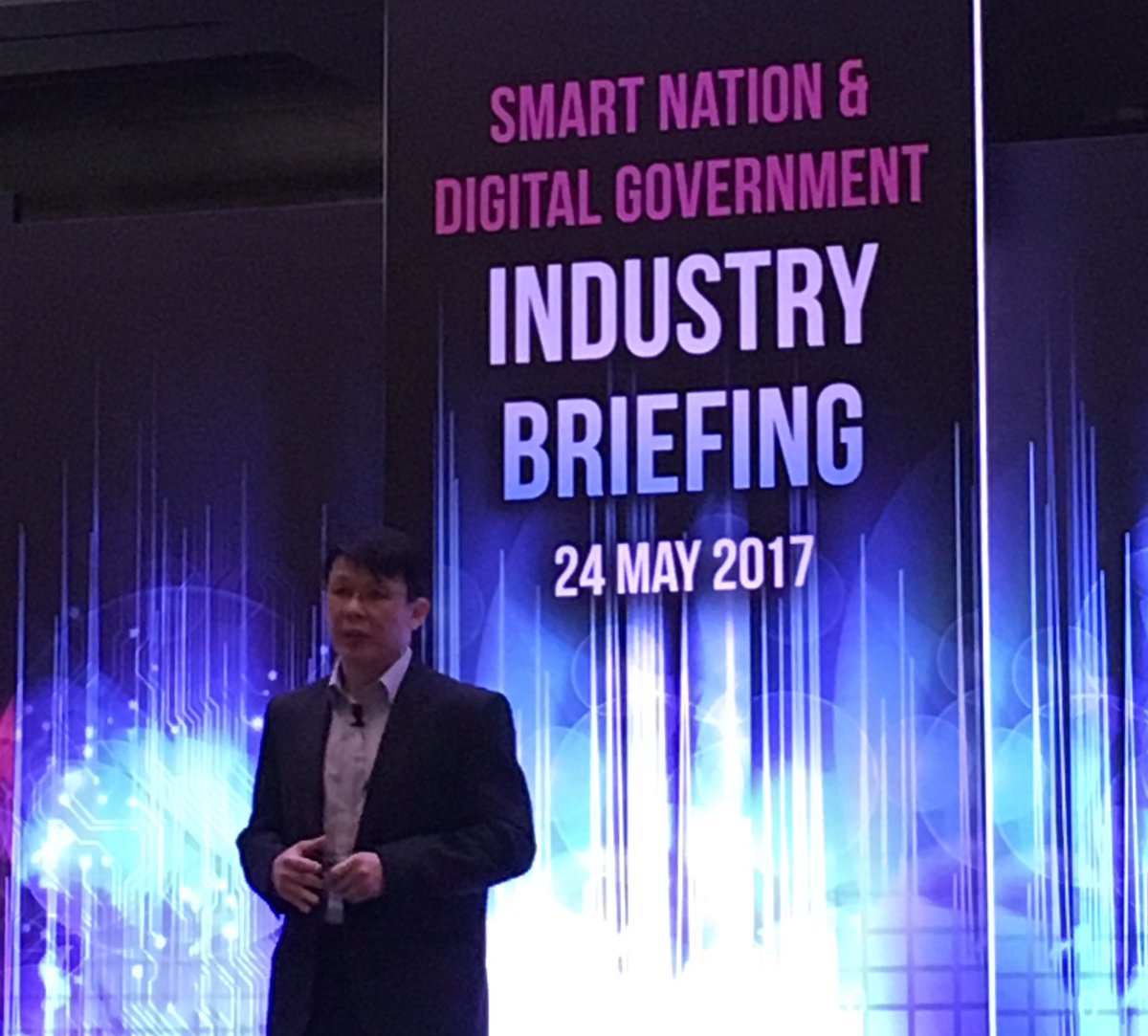thomaslaboulle's tweet photo. Mr Tan Bee Teck shares #ICTroadmap reshaping #education / Interesting vision articulated around all stakeholders #SmartNation #SmartNationIB https://t.co/3TyOCNFWxS