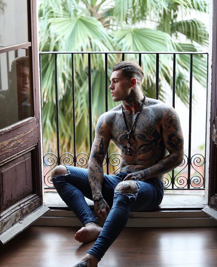 whoiselijahfans's tweet photo. «it's hard to forget someone who gave you so much to remember.» https://t.co/DW4bmIWVmS
