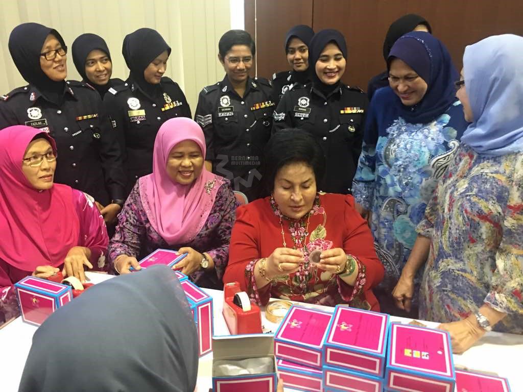 bernamadotcom's tweet photo. Yang Dipertua BAKTI Rosmah Mansor membantu menyediakan bungkusan sumbangan Aidilfitri untuk diagihkan kepada anggota pasukan keselamatan. https://t.co/TEJIzBKwqH