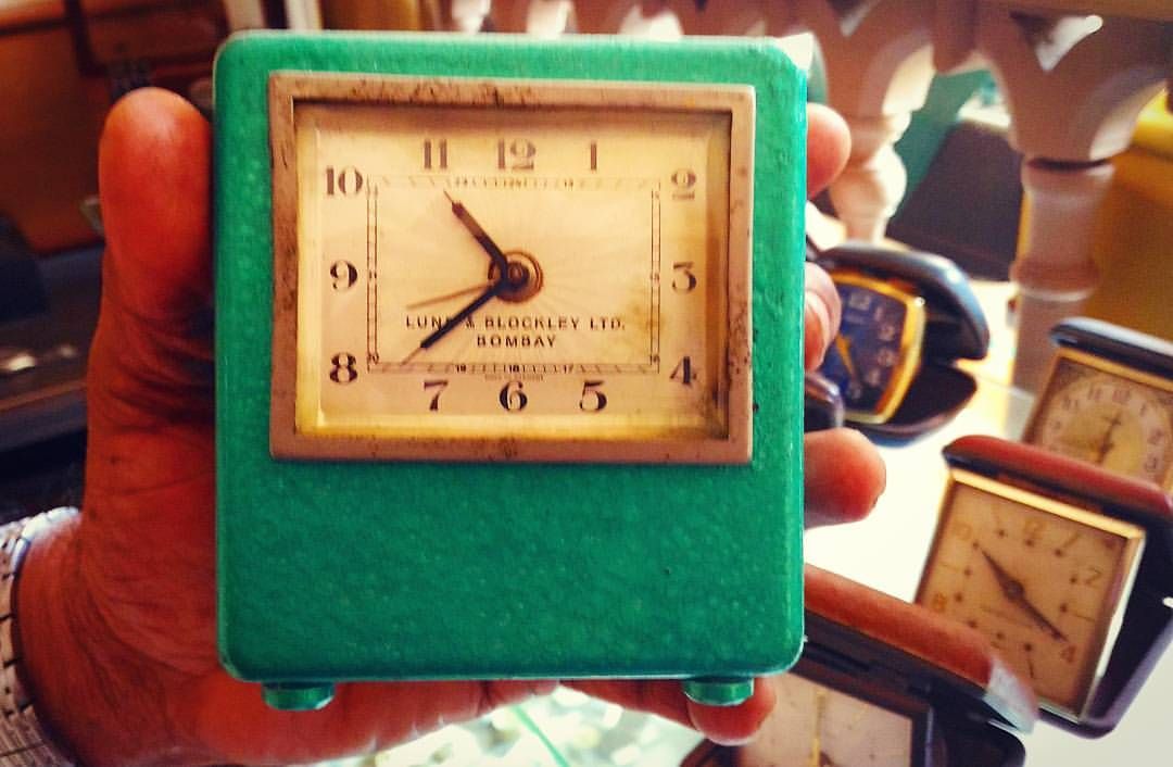 SpectacularInf0's tweet photo. This is one of the first clocks made in India &amp; proudly carries the name #bombay on it. #spectacularinfo#vintage#giveaway https://t.co/quVcAqdYgH