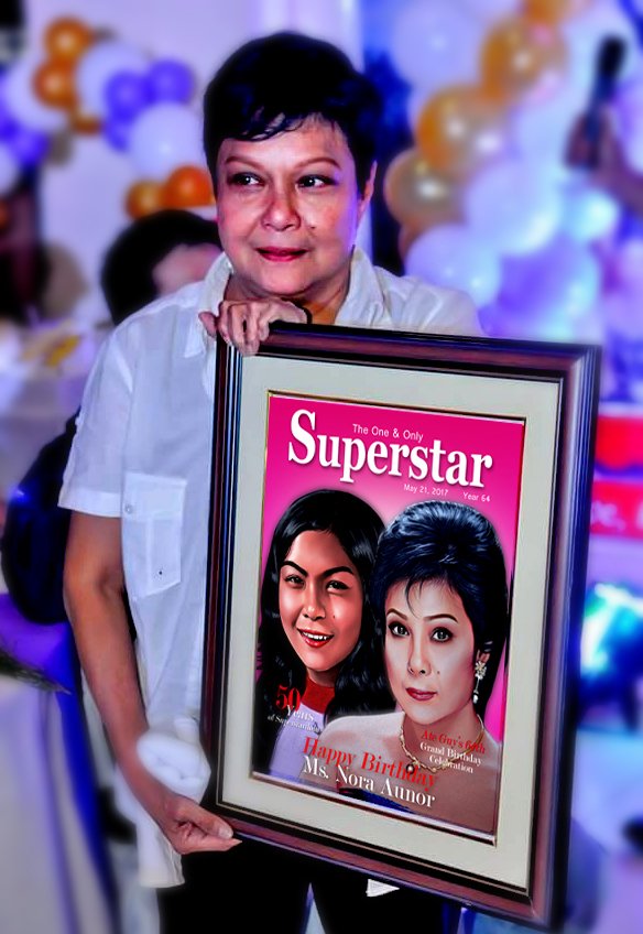 The Superstar Nora Aunor holding the painting i gave to her. Happy Birthday Ate Guy. 